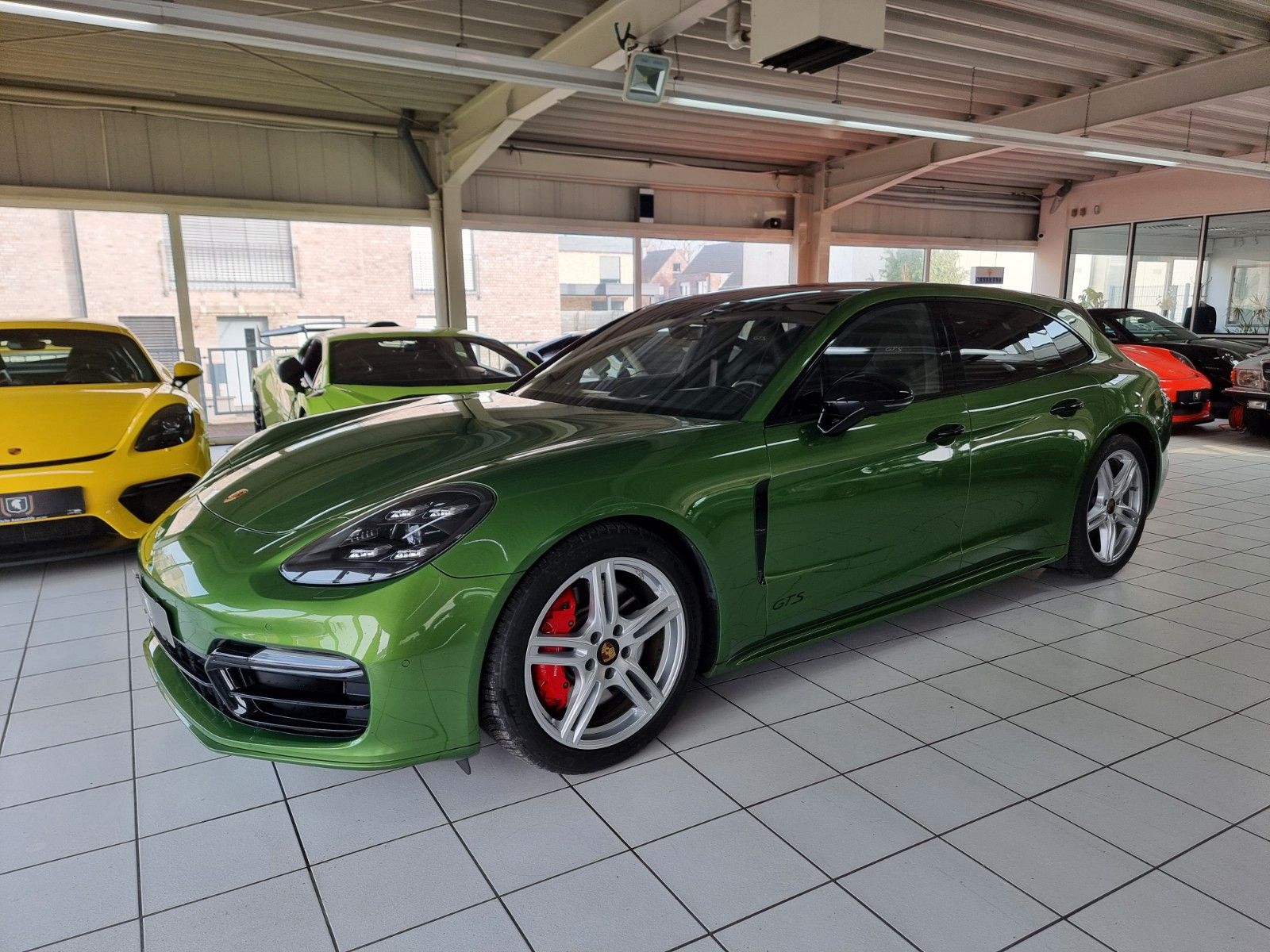 Fahrzeugabbildung Porsche Panamera Sport Turismo GTS/Mambagrün/Appr. 09/27