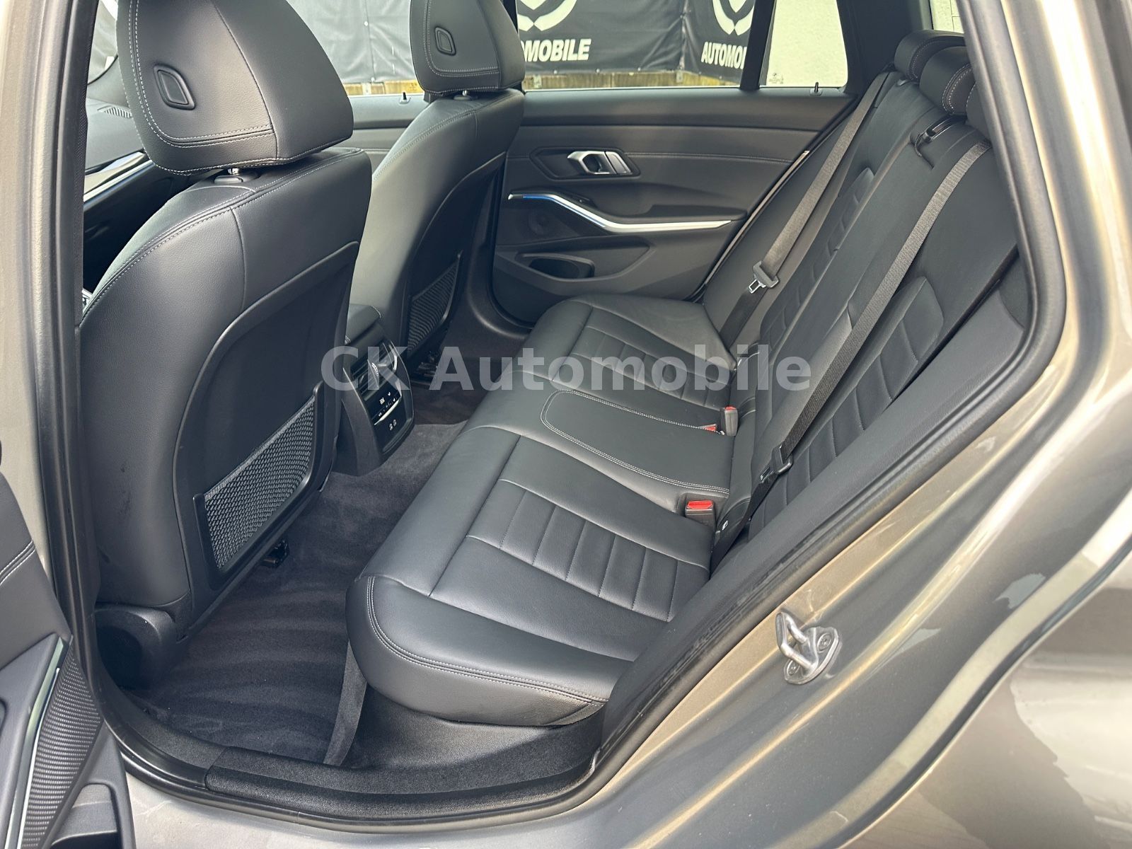 Fahrzeugabbildung BMW 330e Touring Luxury-Line/Leder/Head-Up/Pano/LED