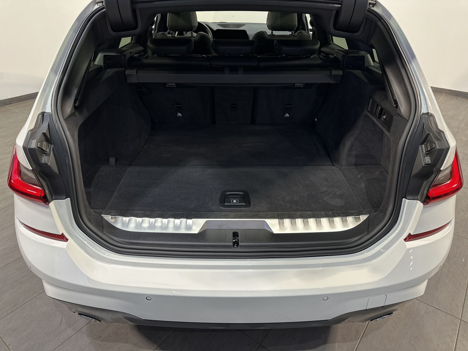 Fahrzeugabbildung BMW 330e Touring M-Sport NAV+LASER+PANO+ACC+HEAD-UP