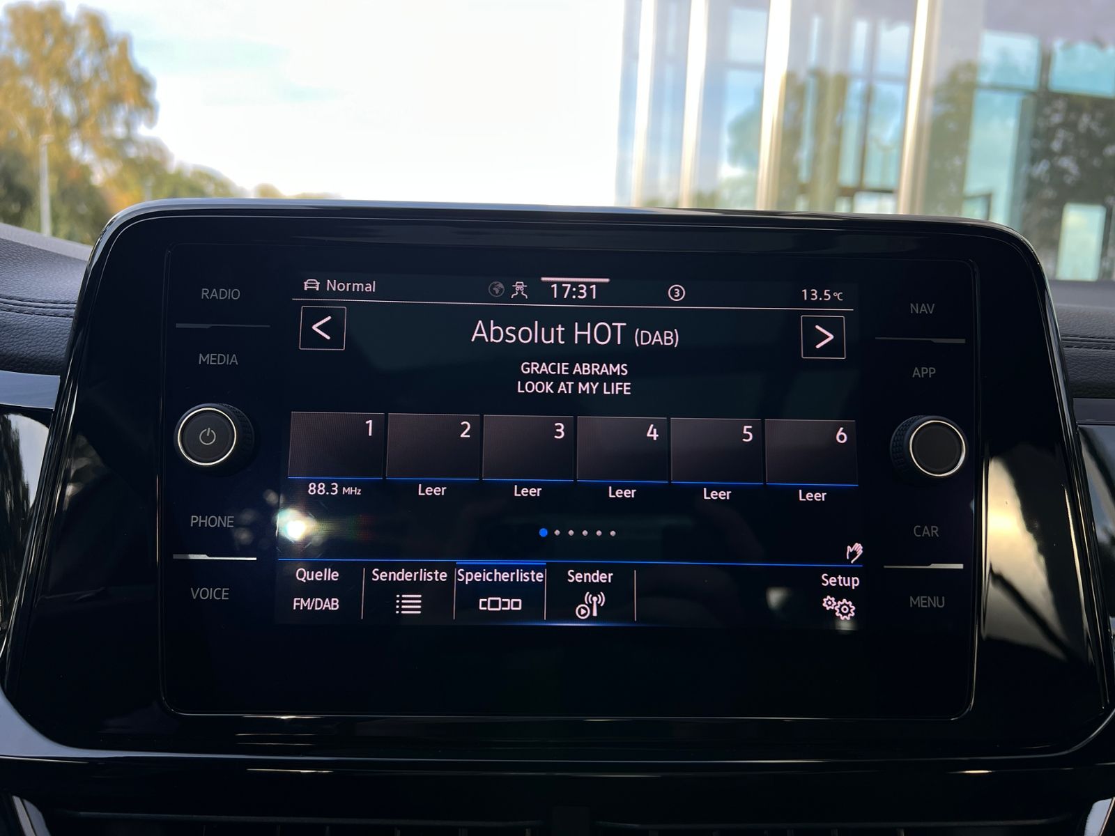 Fahrzeugabbildung Volkswagen T-Roc 1.0 TSI R-Line *AHK, LED-Plus, ACC, Panora