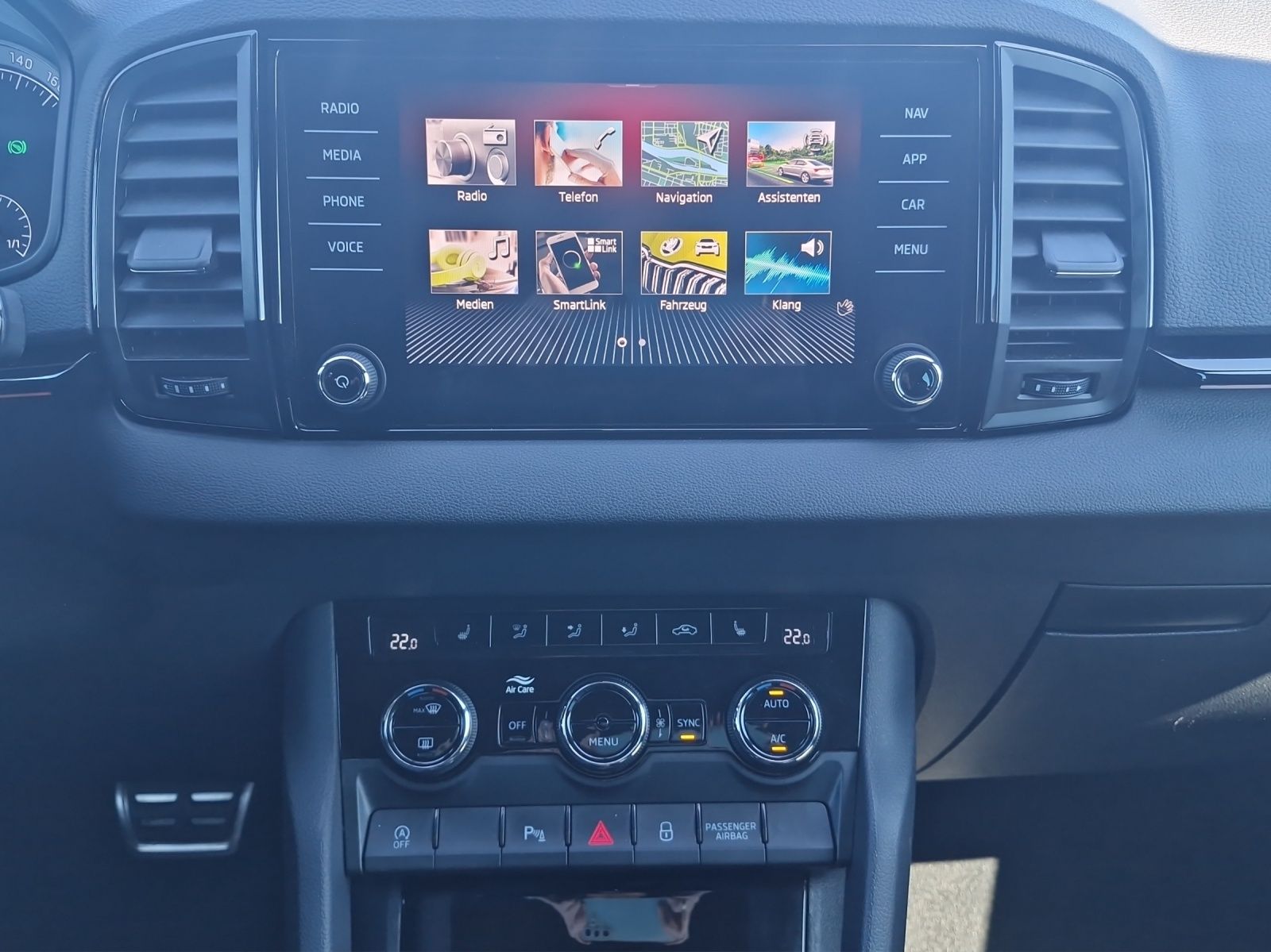 Fahrzeugabbildung SKODA Karoq Sportline 4x4 2.0 TDI LED AHK SHZ ACC