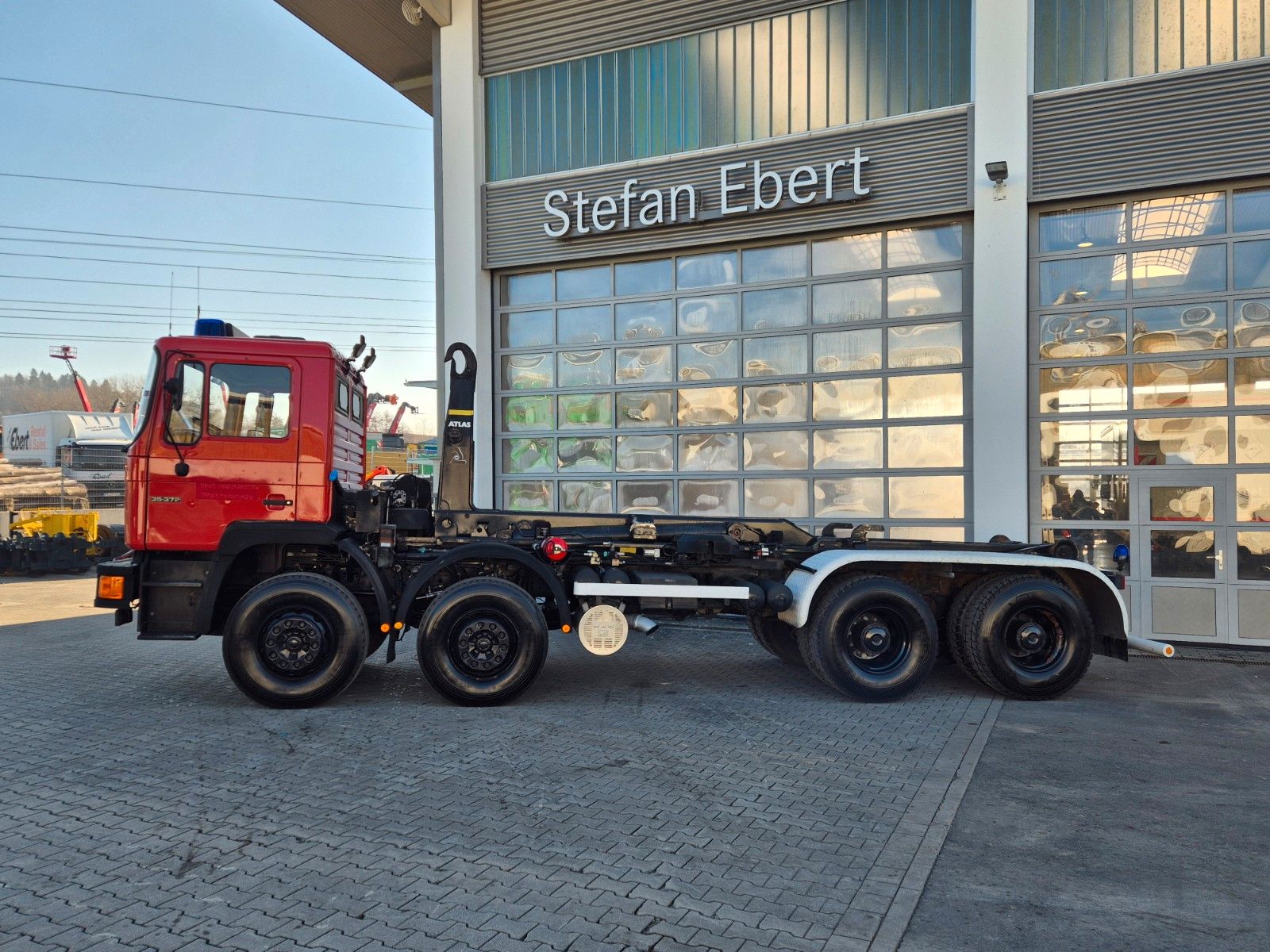 Fahrzeugabbildung MAN 35.372 (F14) 8x4 Atlas 4. Achse gelenkt Seilwind