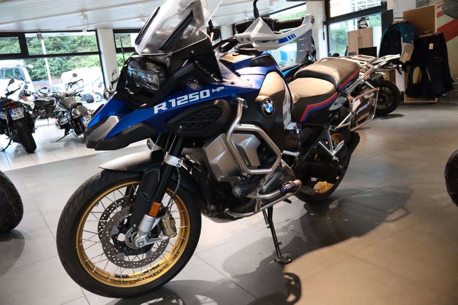 Fahrzeugabbildung BMW R1250GS ADV mit Akrapovic & Tieferlegung