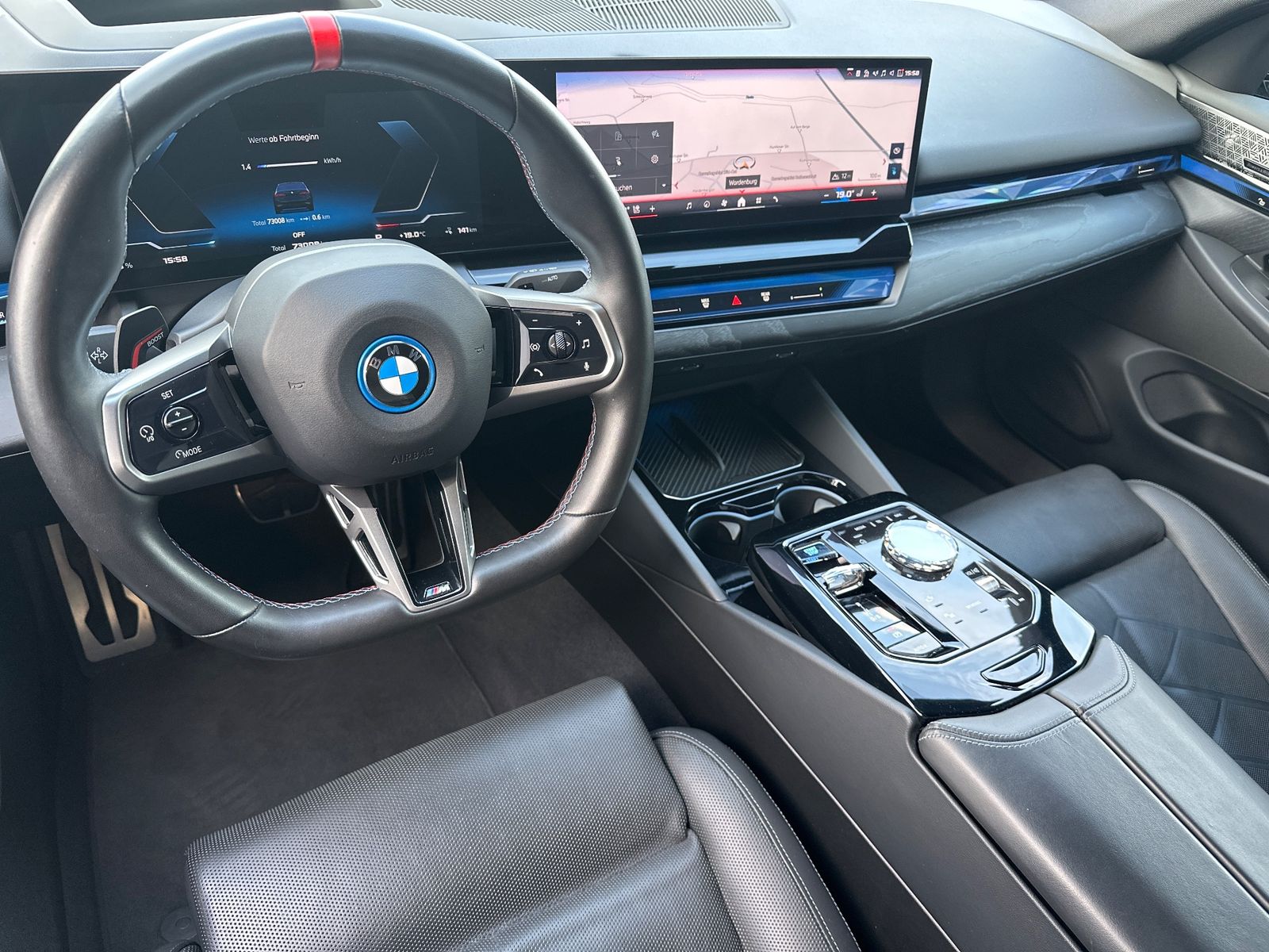 Fahrzeugabbildung BMW i5 M60 xDrive NAV+LED+PANO+AHK+21ZO+360°+DAP+B&W