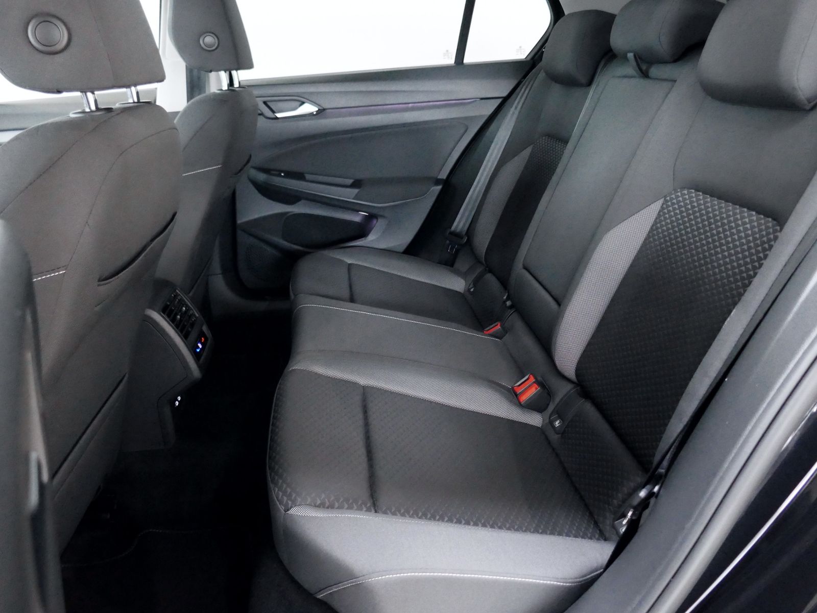 Fahrzeugabbildung Volkswagen Golf VIII Active 1.5 TSI | LED AHK RFK ACC Navi