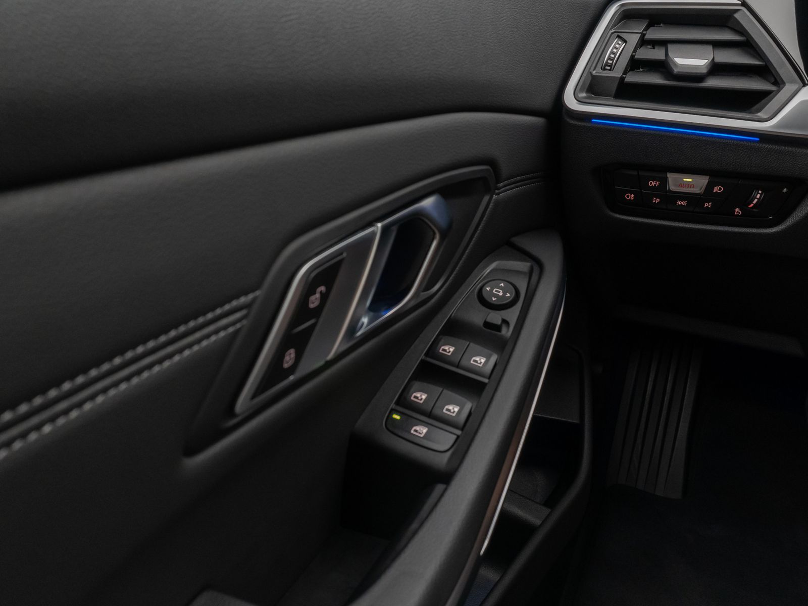 Fahrzeugabbildung BMW 318d Kamera DAB Sport Alarm Geschwindigkeitsreg