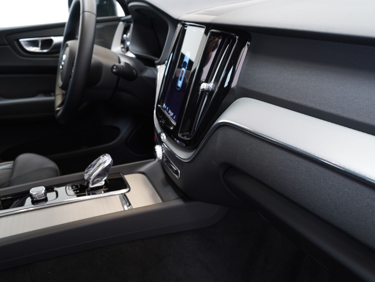 Fahrzeugabbildung Volvo XC60 B4 D AWD Plus Dark PANORAMA/LED/ACC/AHK