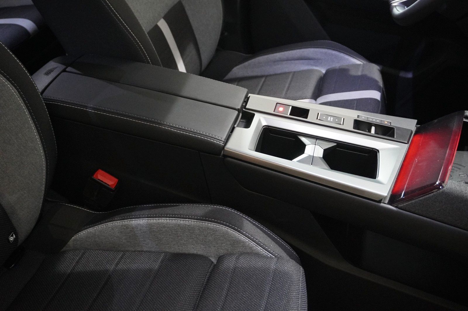 Fahrzeugabbildung Opel Grandland 1.2 48V HYBRID NAVI/LED/KAMERA/DAB+
