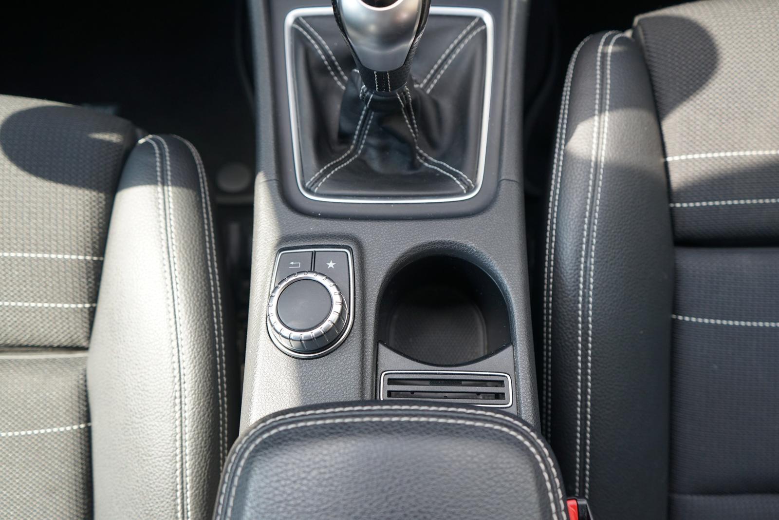 Mercedes-Benz GLA 200 Standard Bi-Xenon Sitzheizung Kamera PDC