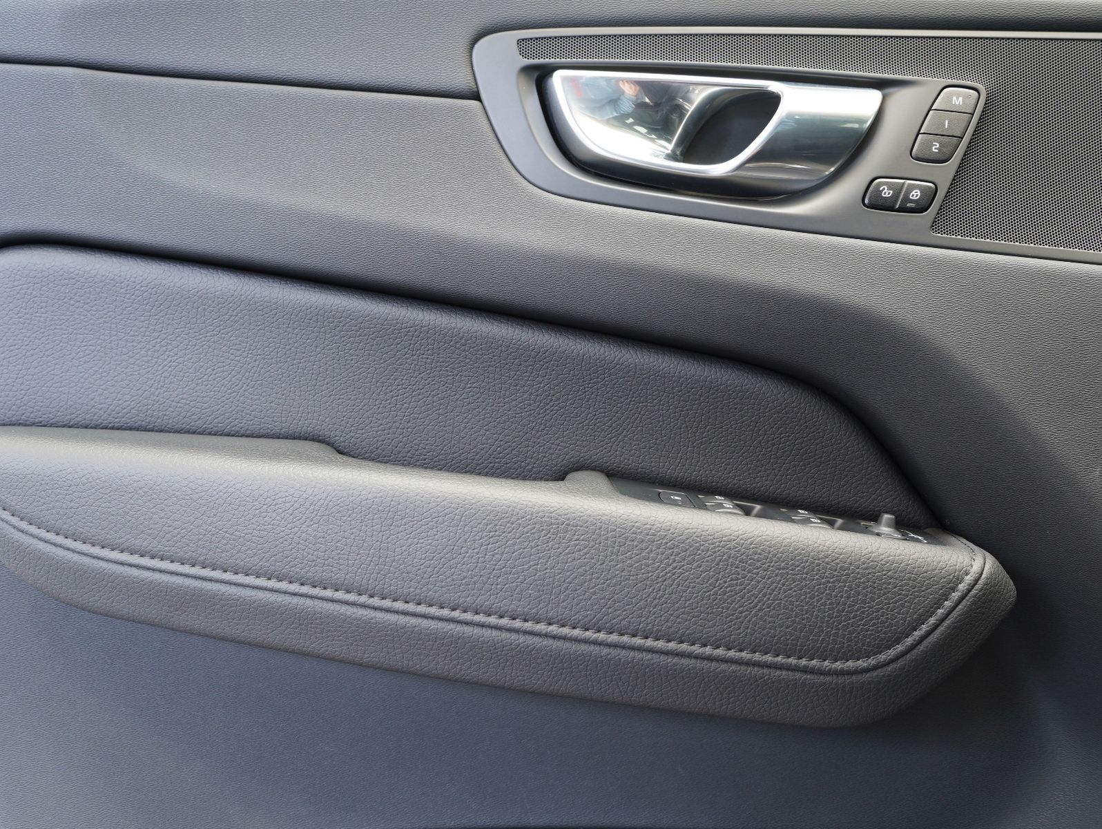 Fahrzeugabbildung Volvo XC60 B4 D AWD Inscription LED/GOOGLE/PANO/AHK