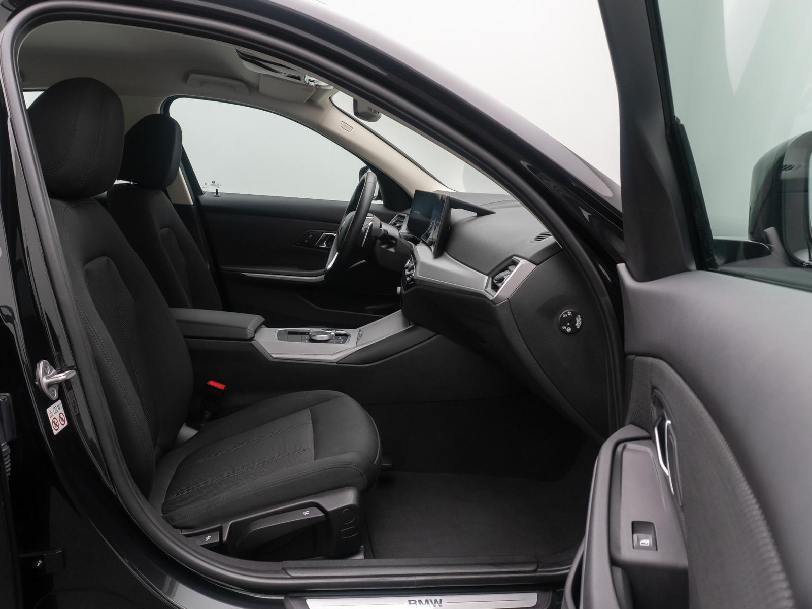 BMW 318i  Widscreen PDC GeschwindigReg DAB Cockpit+
