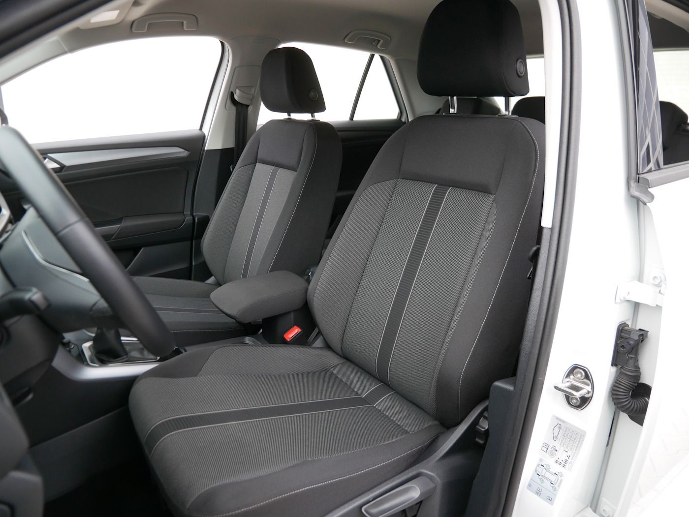 Fahrzeugabbildung Volkswagen T-Roc 1.0 Life NEU36T AHK Standhz SHZ LED Allwet