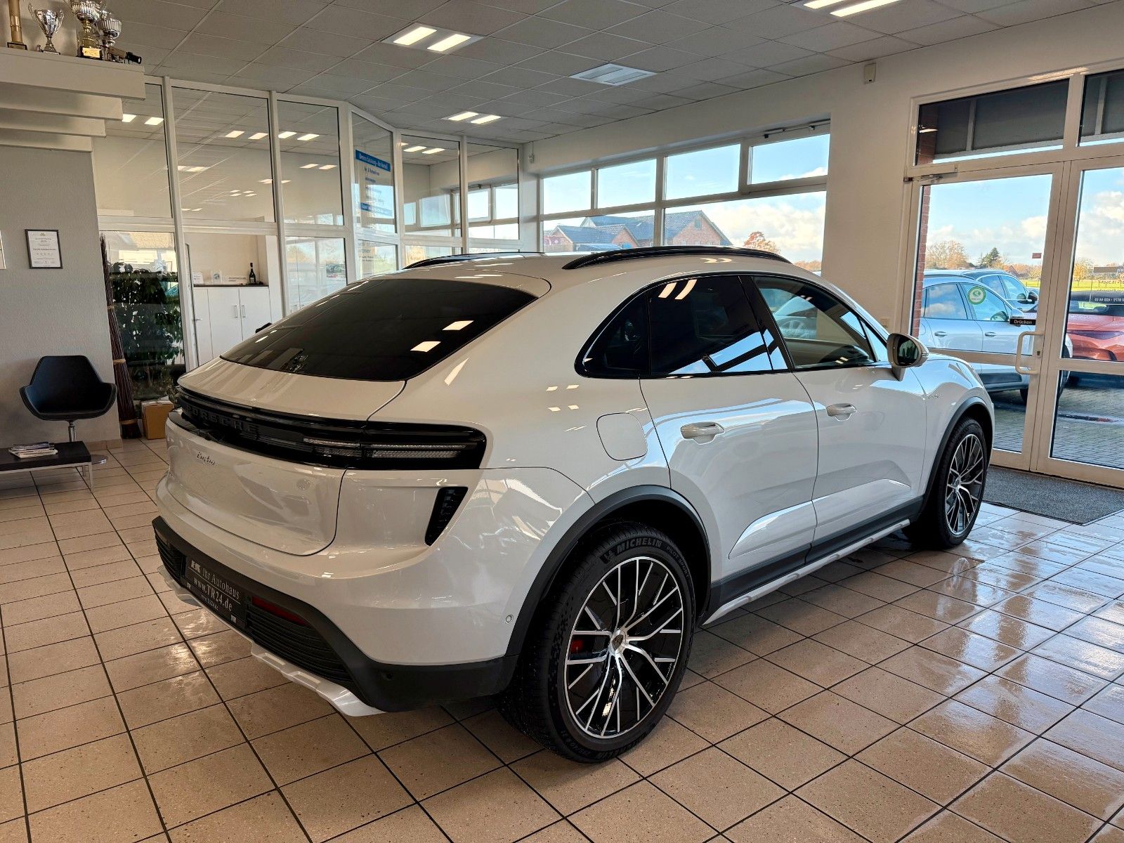 Fahrzeugabbildung Porsche Macan Turbo InnoDrive/OffroadDesign/SCP/Keyless