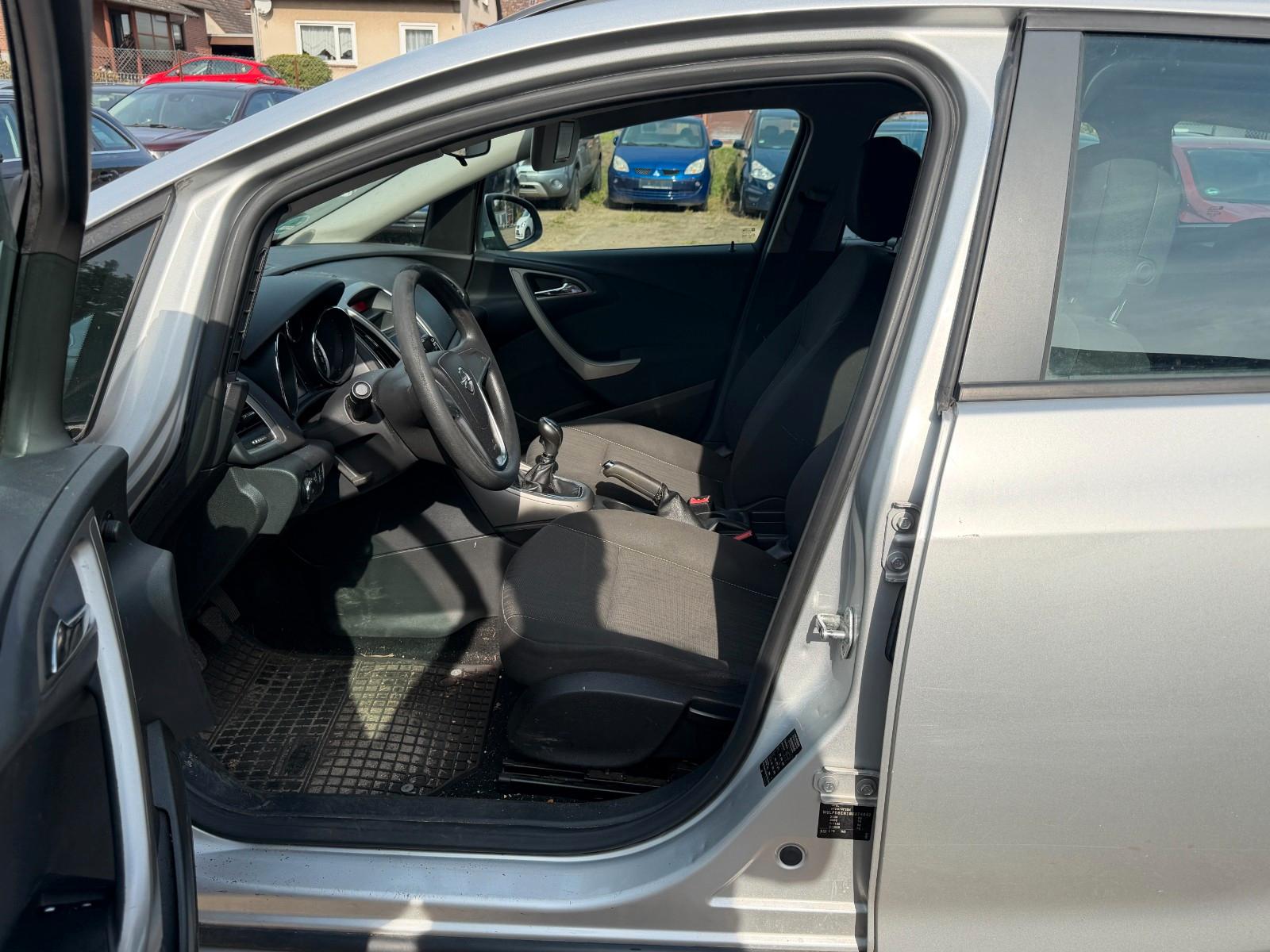 Opel Astra 2011 — photo 7