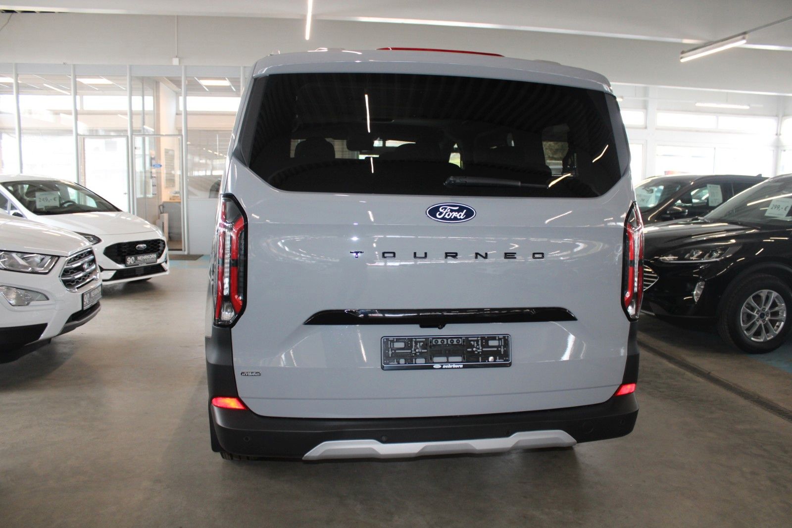 Fahrzeugabbildung Ford Tourneo Custom PHEV ACTIVE 8-Sitzer B&O NAVI LED