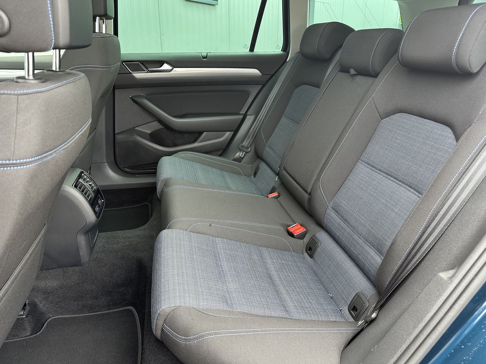 Fahrzeugabbildung Volkswagen Passat Variant 1.4 TSI DSG GTE NAV+LED+AHK+PANO