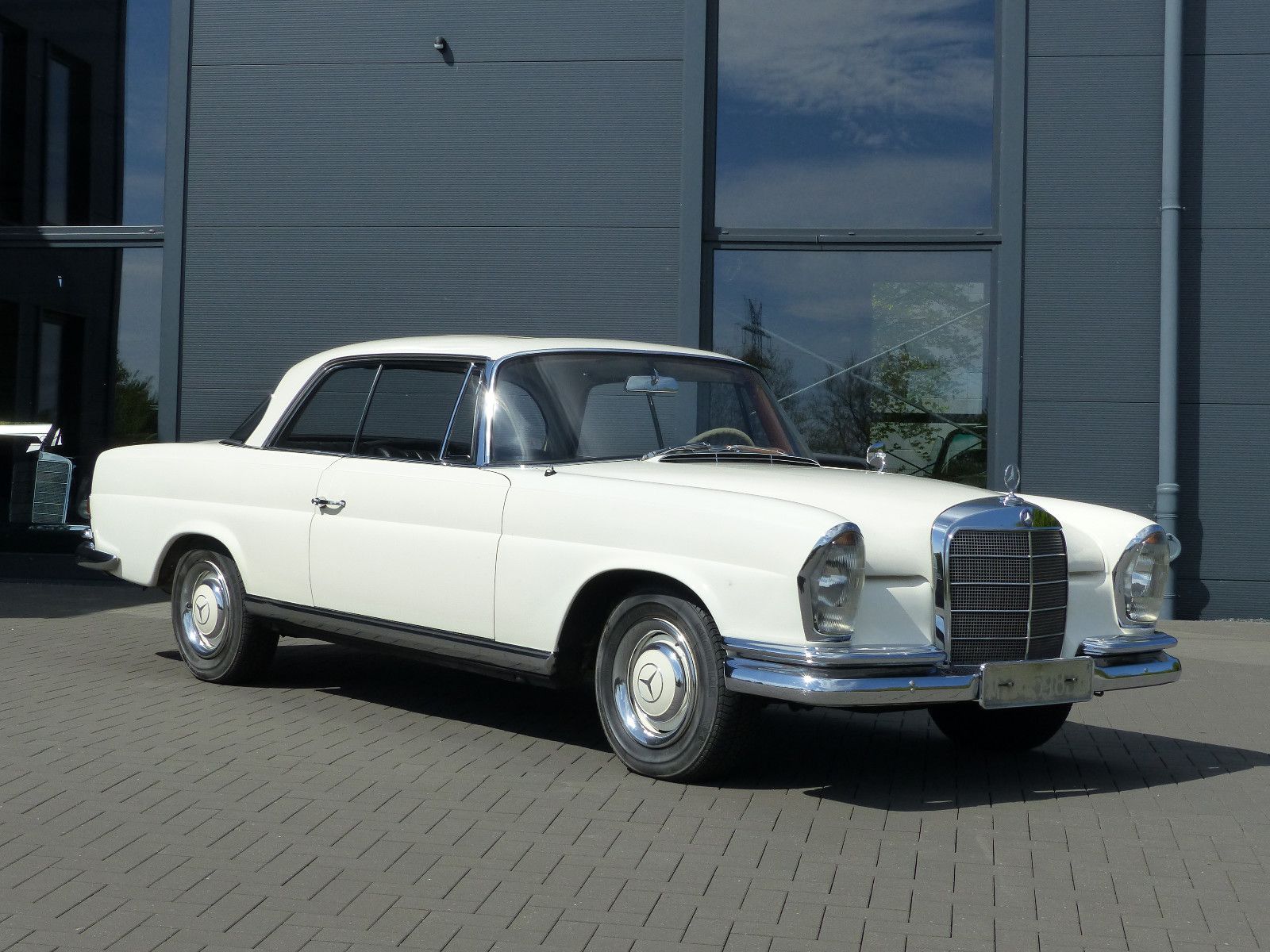 Fahrzeugabbildung Mercedes-Benz 220 SE Coupe W 111