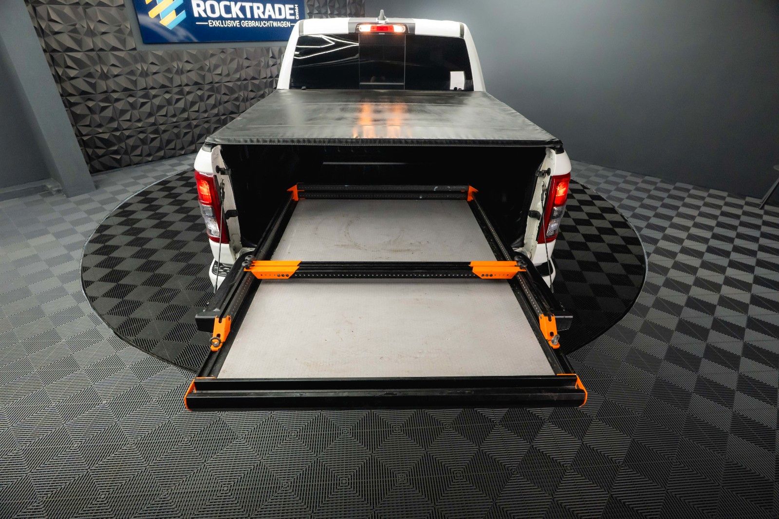 Fahrzeugabbildung Dodge RAM 5.7 V8 HEMI 4x4 LPG Offroad  Night-Paket