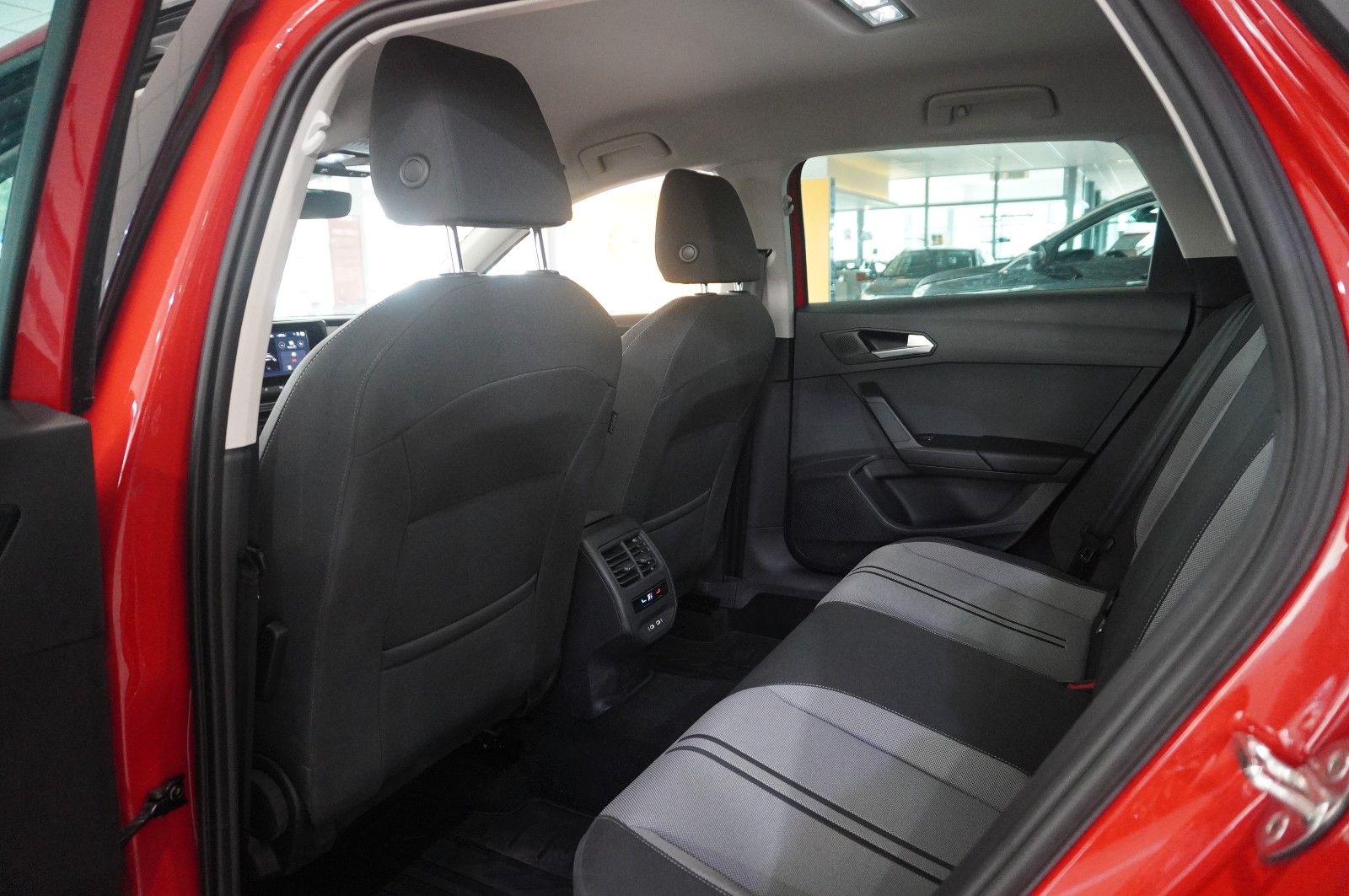 Fahrzeugabbildung SEAT Leon ST 2.0 TSI STYLE NAVI/LED/KAMERA/VIRT./DAB+