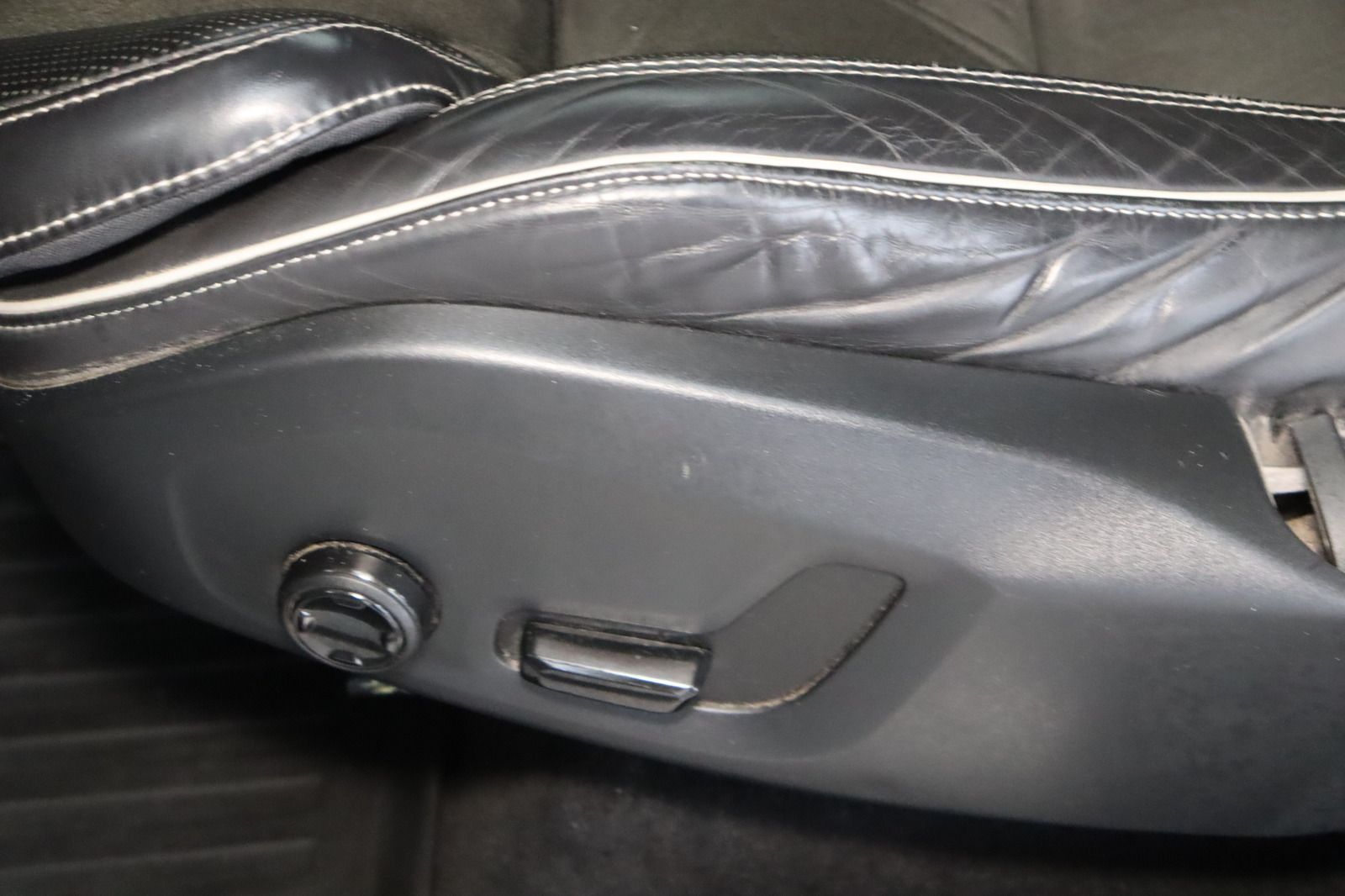 Fahrzeugabbildung Volvo XC60 D4 AWD R - Design aus 1. Hand