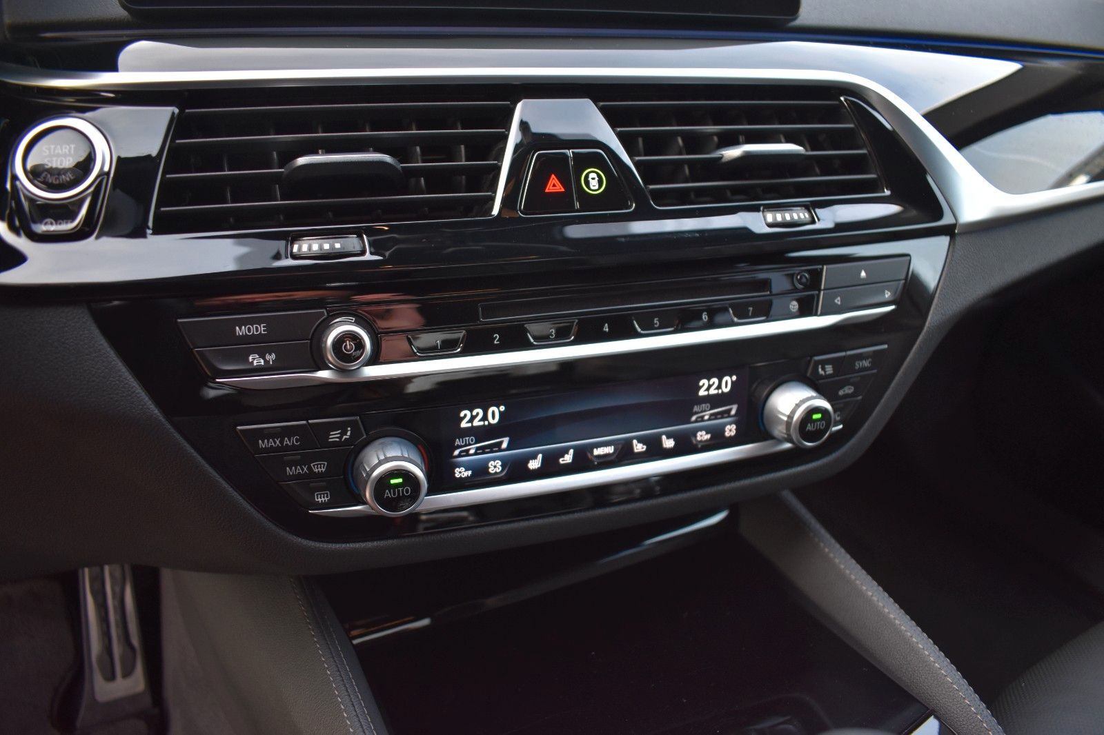 Fahrzeugabbildung BMW M550 i Limo. xDrive DAB Gestik Massage HUD ATM