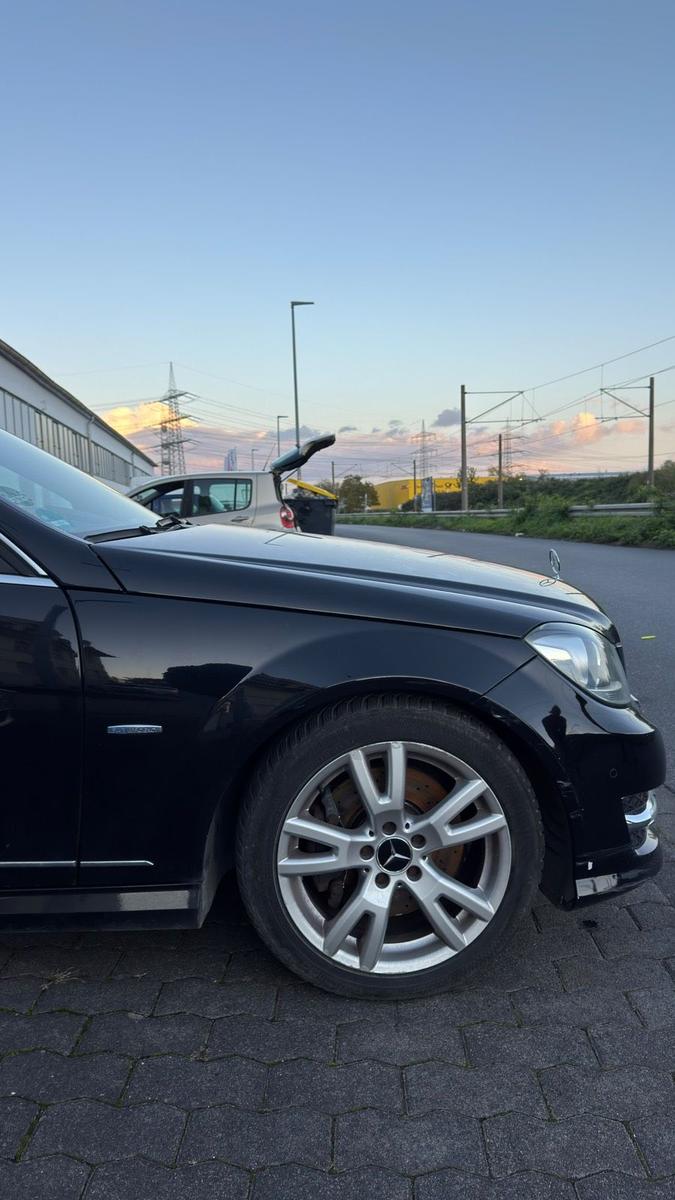 Mercedes-Benz C300 2011 — engine 231 HP (170kW)