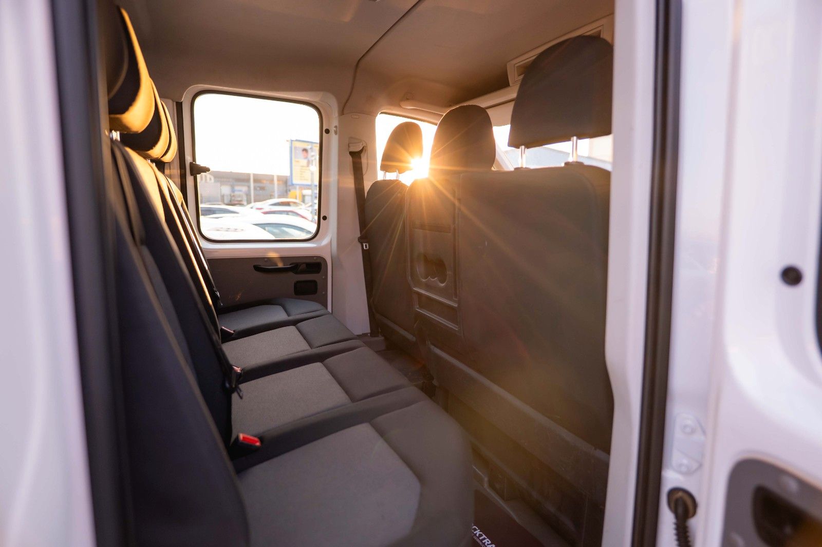 Fahrzeugabbildung Volkswagen Crafter Pritsche 35 DOKA lang FWD 7 Sitze 19%