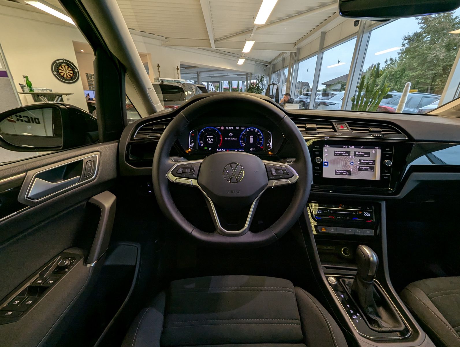 VW Touran 2.0 DSG R-Line High. Pano 7-Si IQ.Dri AHK - Image 25