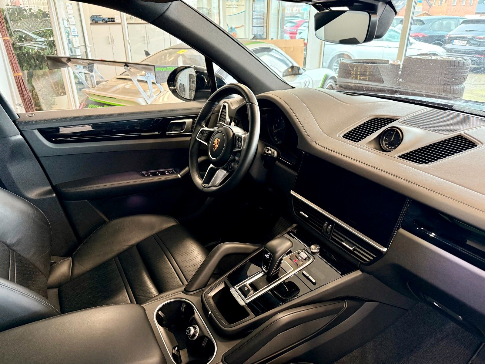 Fahrzeugabbildung Porsche Cayenne E-Hybrid Luftfederung, Panorama, HeadUP