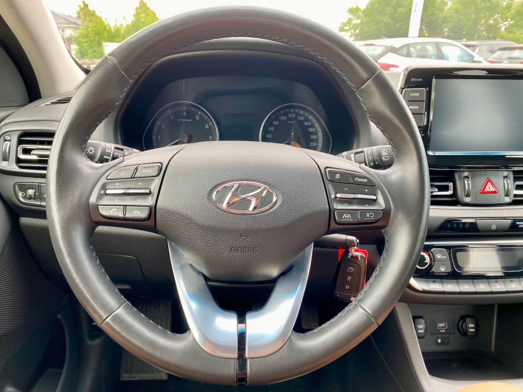 Fahrzeugabbildung Hyundai i30 1.0 AAC SHZ ALLWETTERREIFEN ALU KAMERA PDC