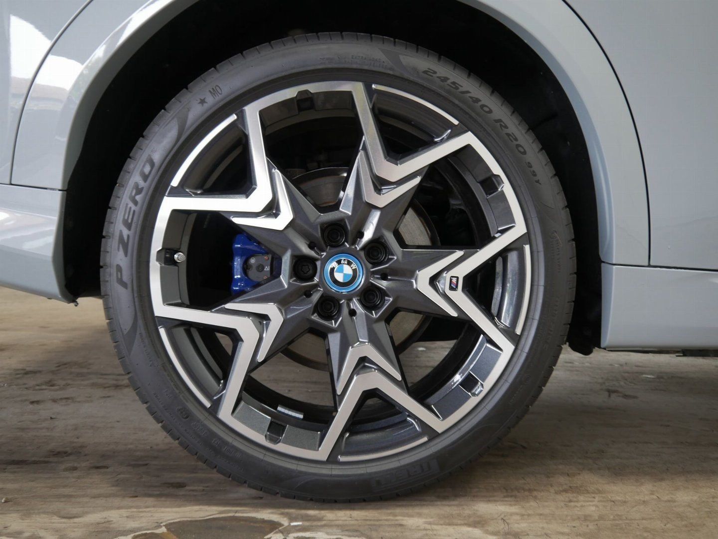 Fahrzeugabbildung BMW iX2 M Sportpaket Glasdach Head-Up