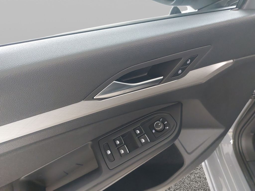 Fahrzeugabbildung Volkswagen Golf 1.5 eTSI DSG Life AHZV Navi LED