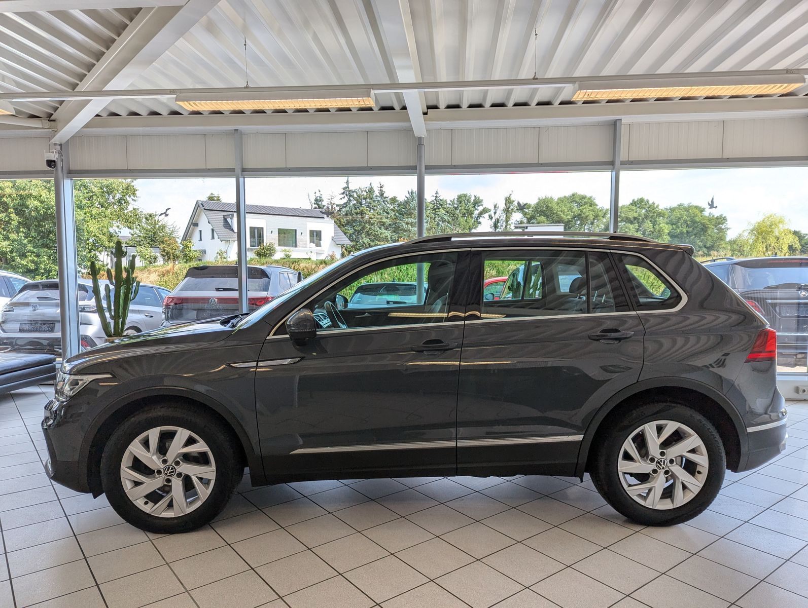 VW Tiguan 2.0 TDI DSG Elegance HUD Assist-Plus StHz - Image 4