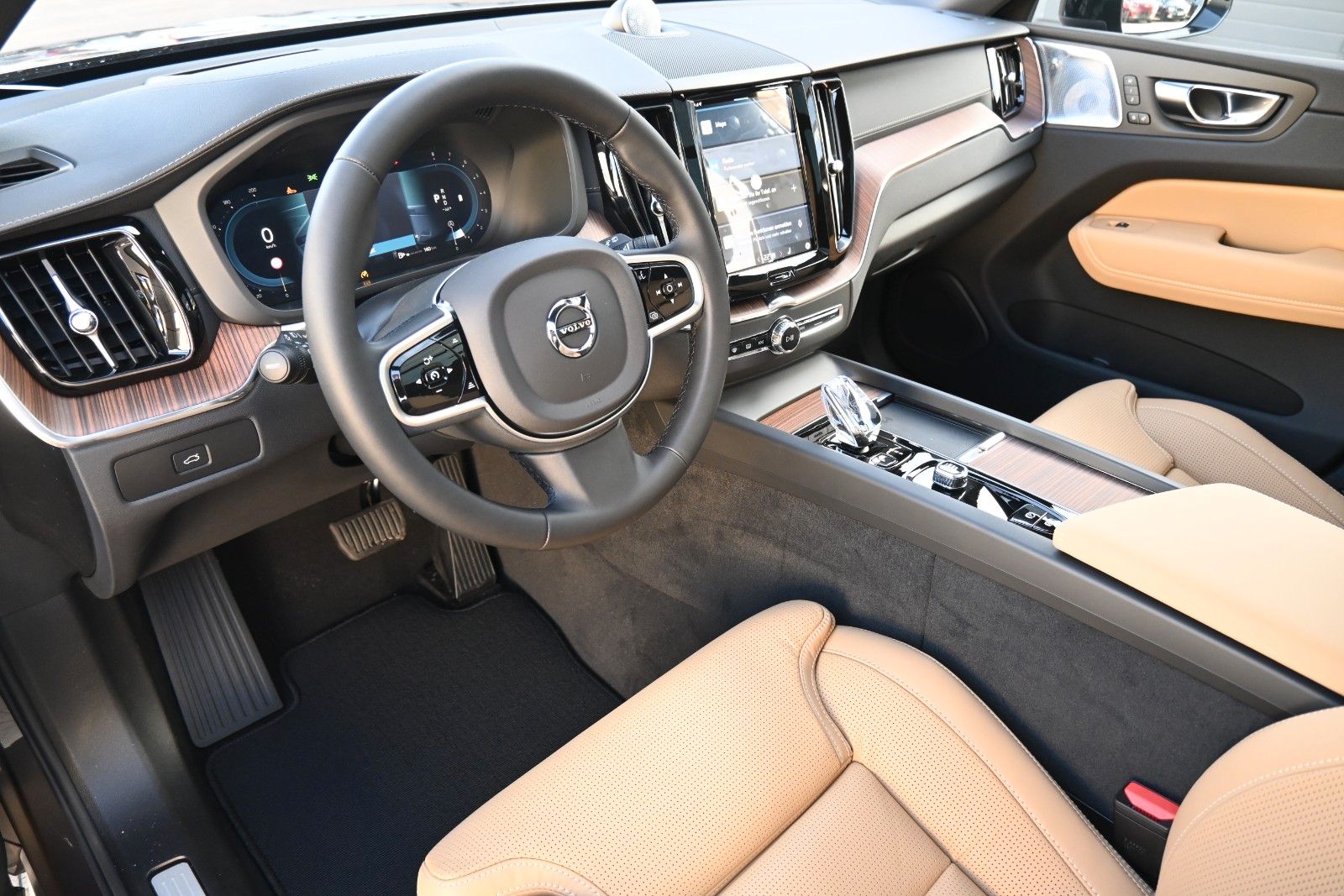 Fahrzeugabbildung Volvo XC60 B5 AWD Ultra Dark*LUFT*360°*ACC*B&W*AHK