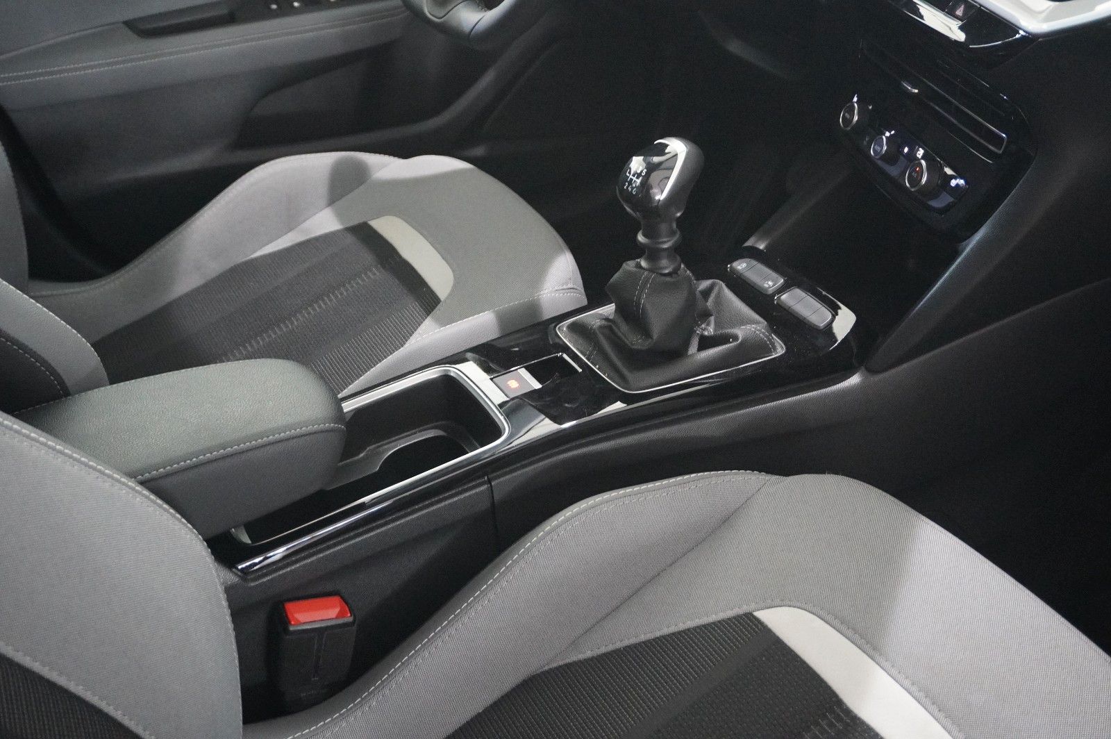 Fahrzeugabbildung Opel Mokka ELEGANCE 1.2T NAVI/LED/KAMERA/SPORT/SH/DAB