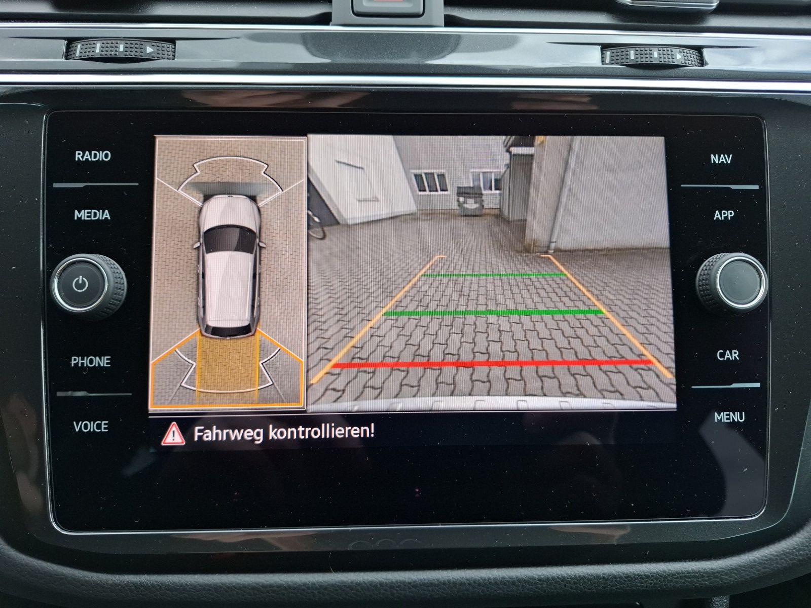 Fahrzeugabbildung Volkswagen Tiguan TDI Elegance DSG 4M Standhzg. Matrix Navi