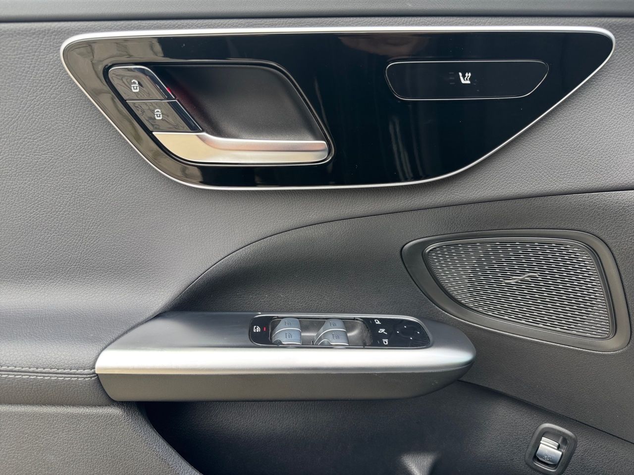 Fahrzeugabbildung Mercedes-Benz C 300 d T AMG+AHK+DISTRONIC+CARPLAY+AMBIENT+LED+