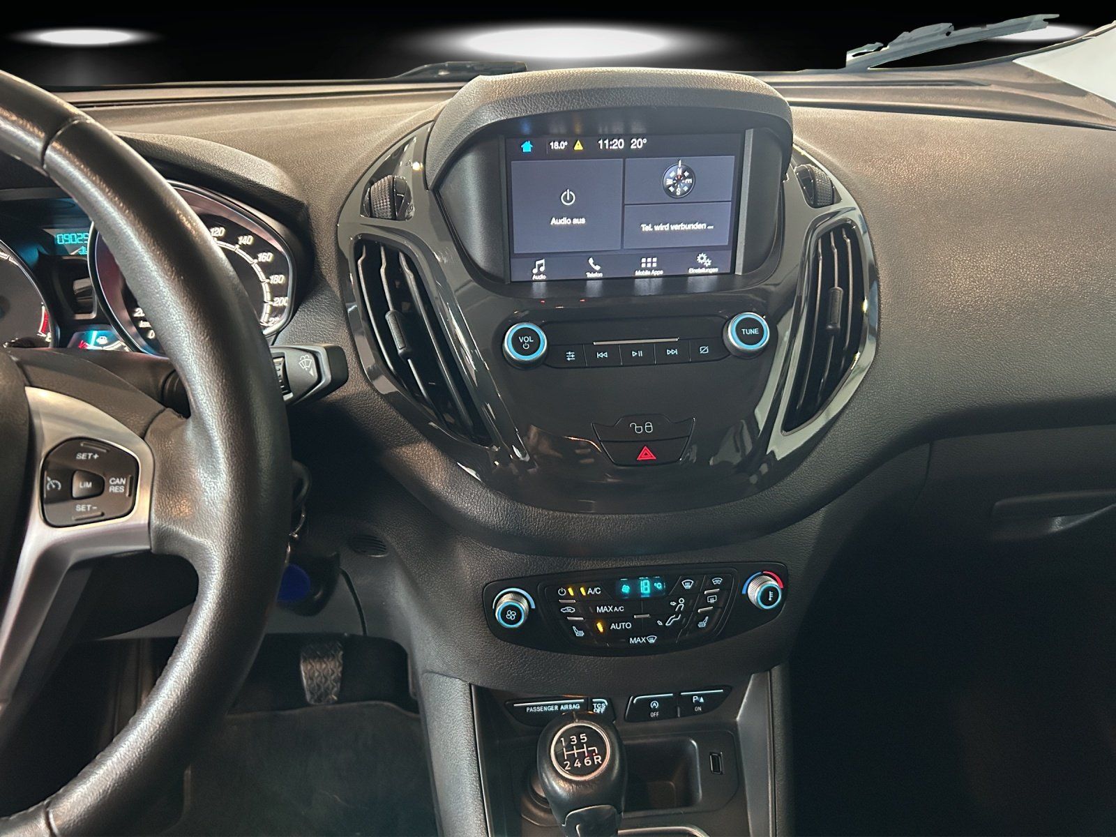 Fahrzeugabbildung Ford Tourneo Courier Titanium