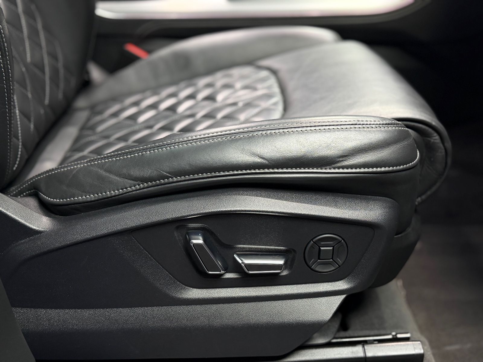 Fahrzeugabbildung Audi SQ7 4.0 TDI quattro|3D BANG&OLUFSEN|PANORAMA|AHK