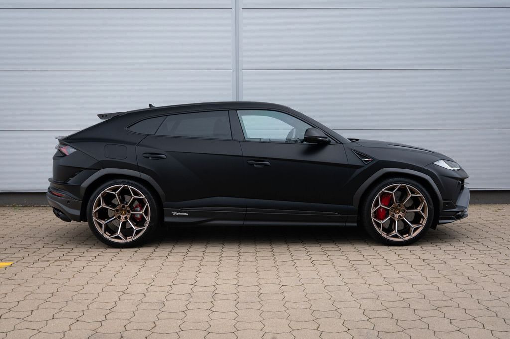 LAMBORGHINI Urus 2025