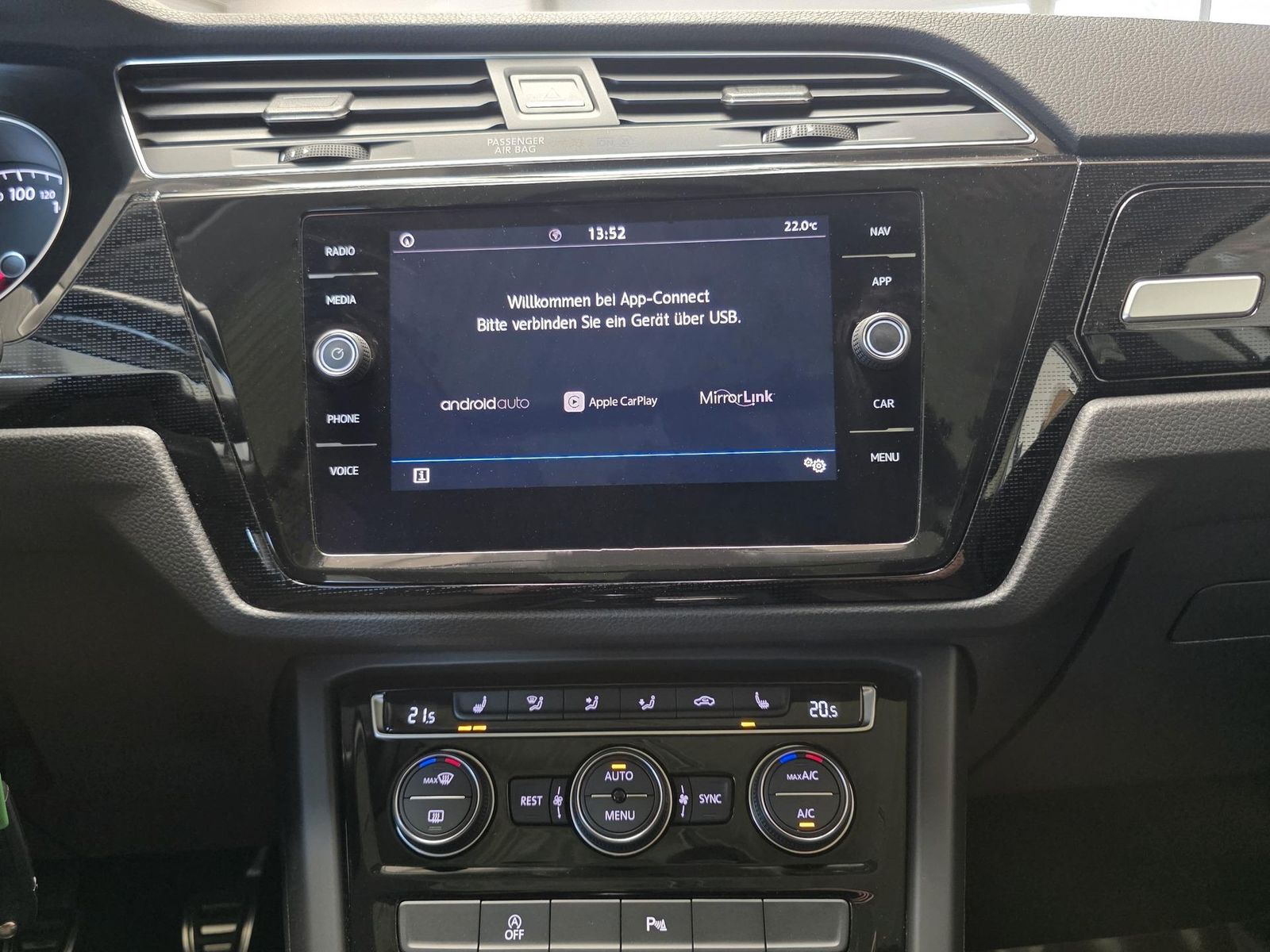 Fahrzeugabbildung Volkswagen Touran 1.4 TSI Sound/1.Hd/Navi/LED/Pano/ACC