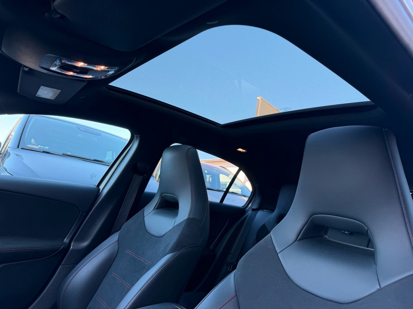 Fahrzeugabbildung Mercedes-Benz A 180 AMG Night+Pano+LED+Carplay