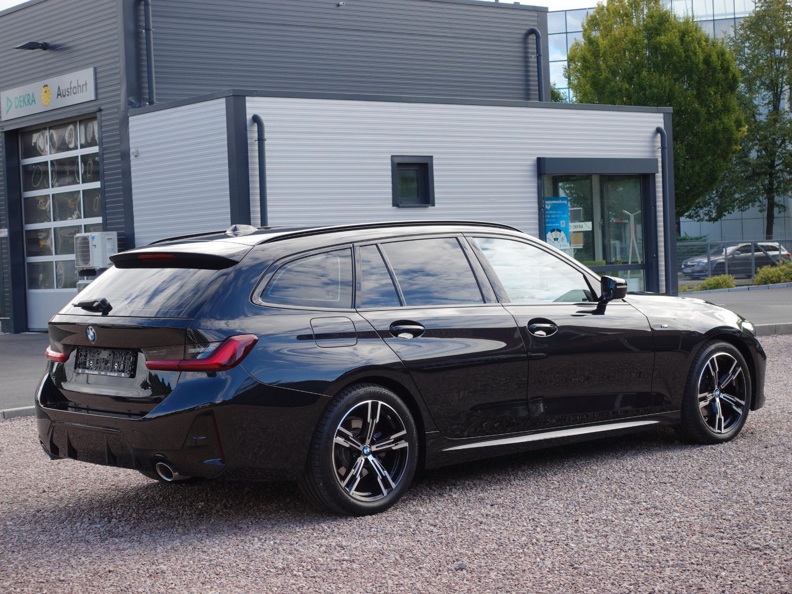 Fahrzeugabbildung BMW 318i Touring Auto M Sportpaket 18"/HiFi/LED/Navi