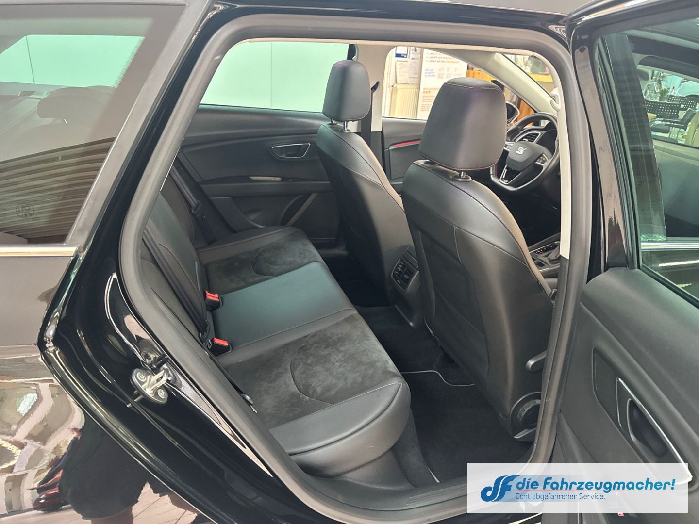 Fahrzeugabbildung SEAT Leon ST FR Panorama Navi Leder LED Sperrdiff. AC
