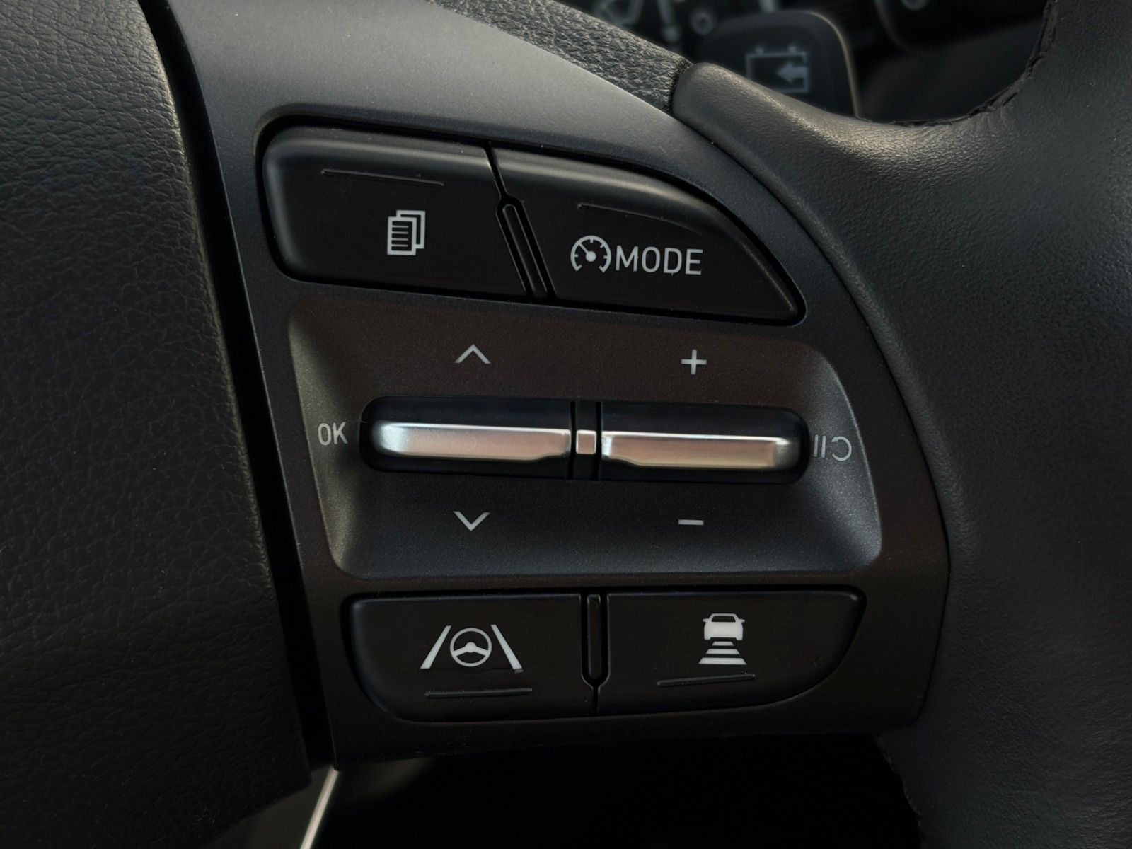 Fahrzeugabbildung Hyundai Kona Elektro Select 2WD CarPlay SHZ LHZ ACC