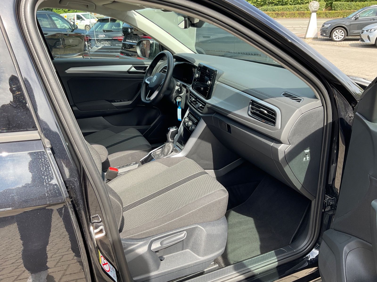 Fahrzeugabbildung Volkswagen T-Roc 1.5 TSI DSG Life,LED,AHK,Navi