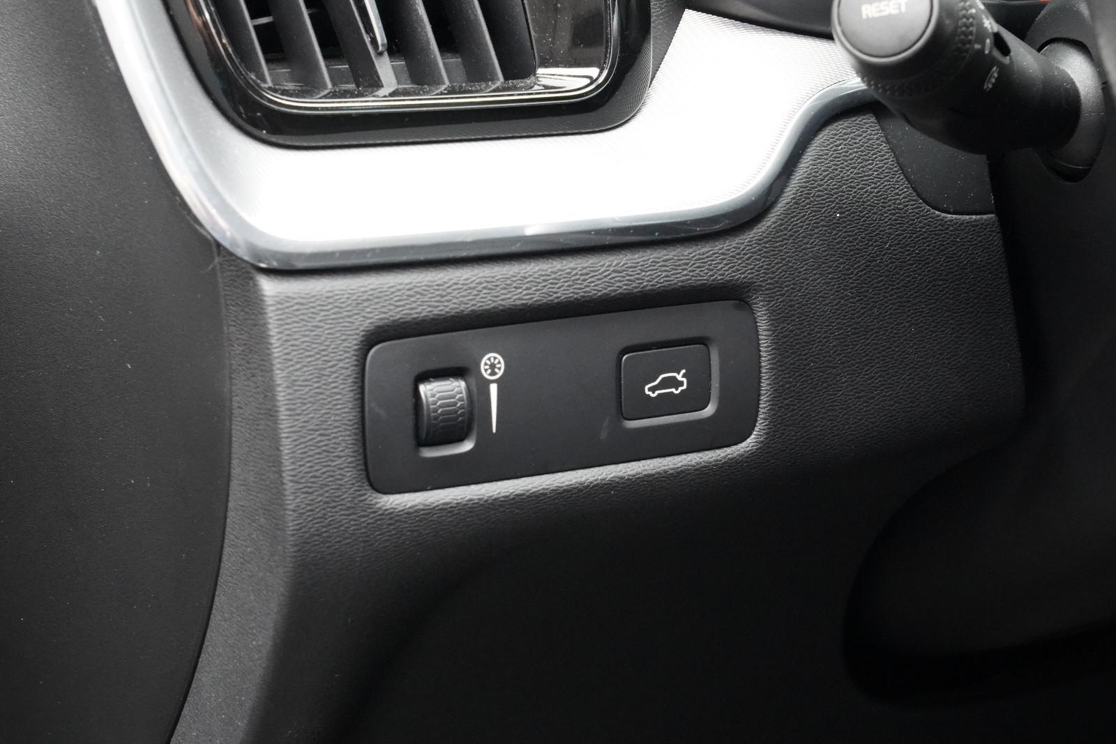 Volvo XC60 2.0 R-Design SHZ CarPlay Keyless PDC GRA