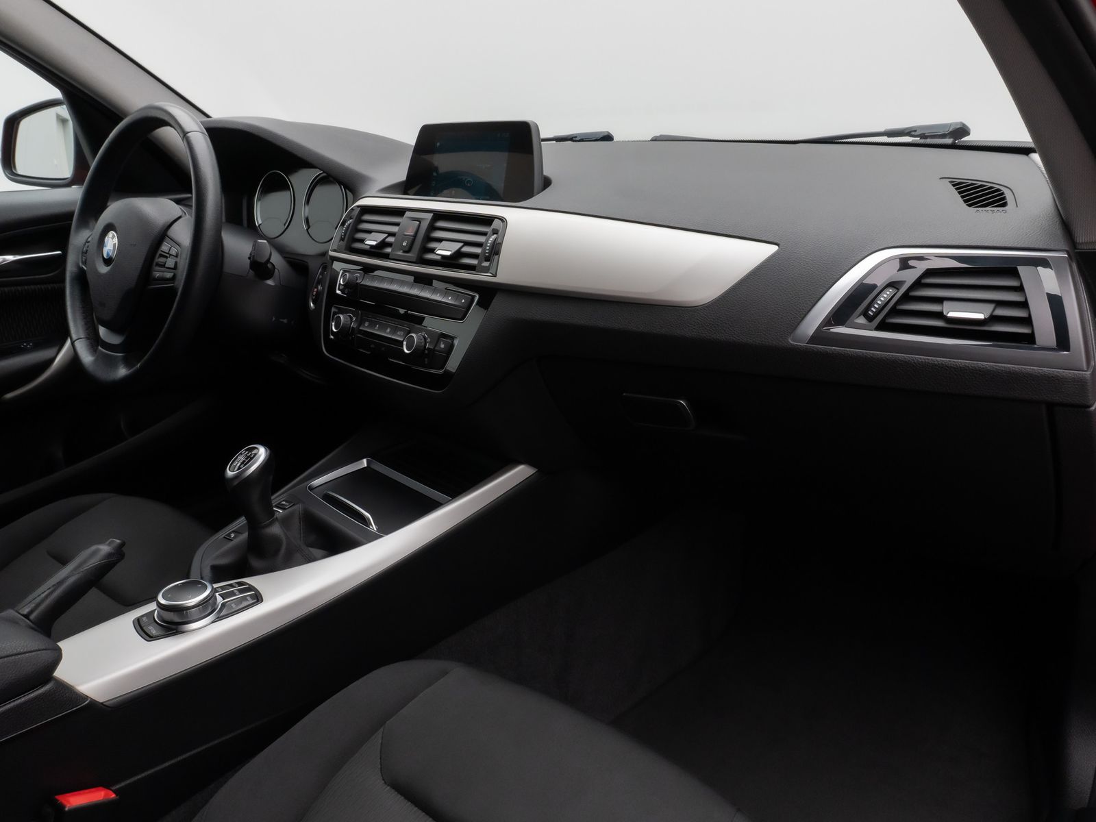 Fahrzeugabbildung BMW 118i Navi WLAN PDC Lordos LED Geschwindigkeitsr