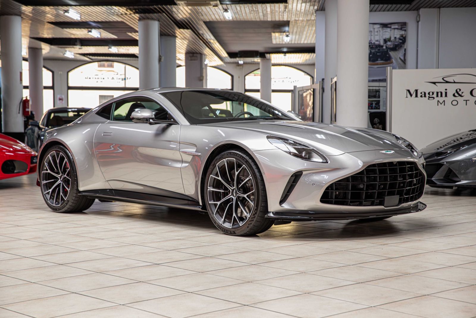 Aston Martin V8 Vantage - VAT - CARBON PACK|21"|360° CAMERA|S imagem 3