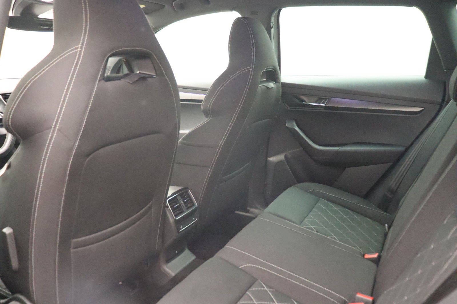 Fahrzeugabbildung SKODA Karoq 1.5 Ambition Sports-Line LED NAVI ACC